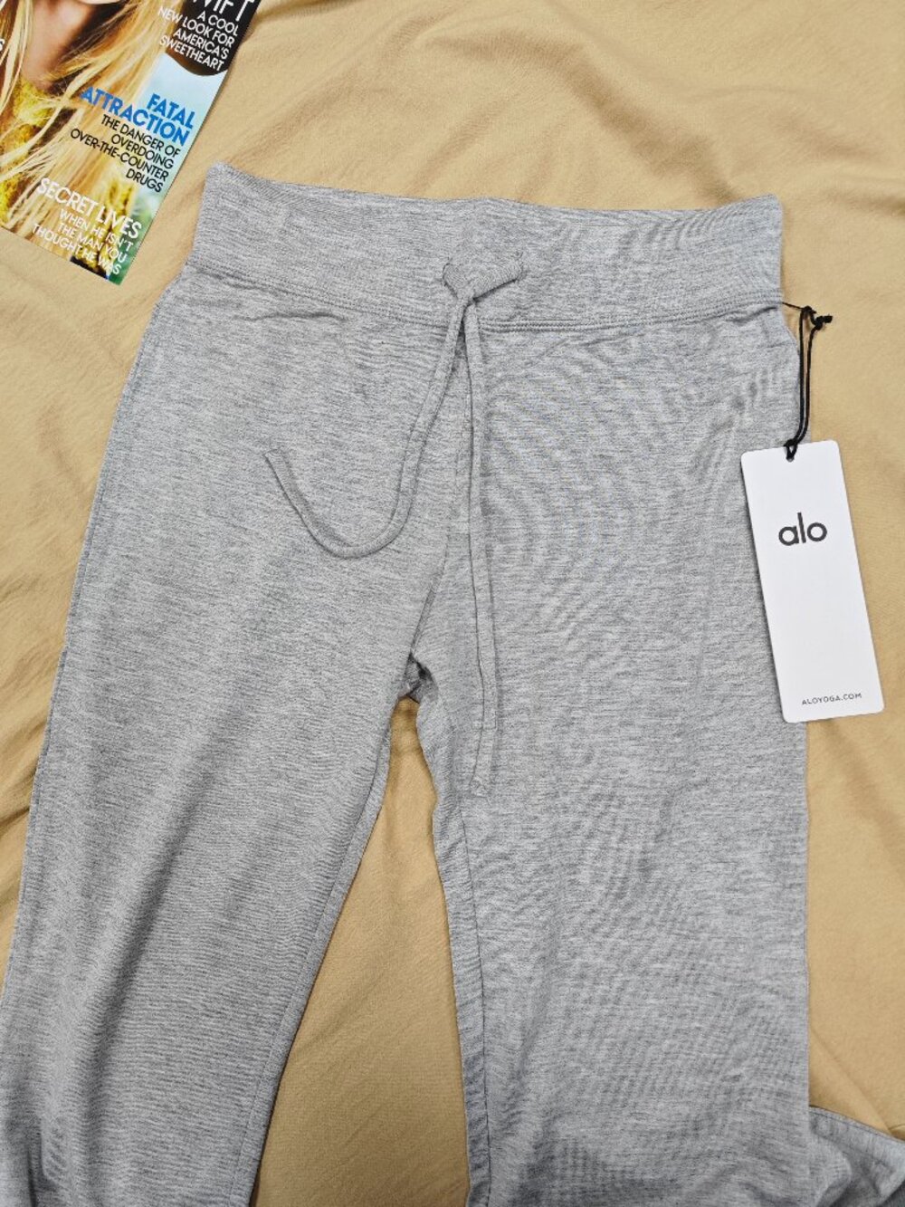 NWT ALO Yoga🧘♂️ Sway Bootcut Sweatpant Heather Grey 👖 Leg-Lengthening - Picture 3 of 8
